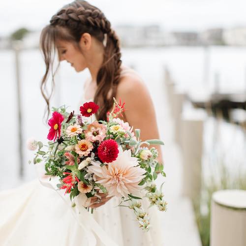 Spada Flora's bride with bouquet